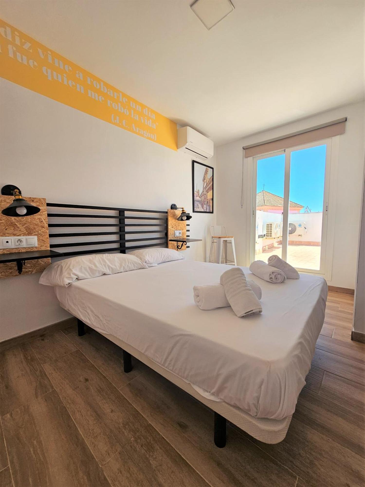 Apartamentos Plaza Santo Domingo กาดิซ ภายนอก รูปภาพ