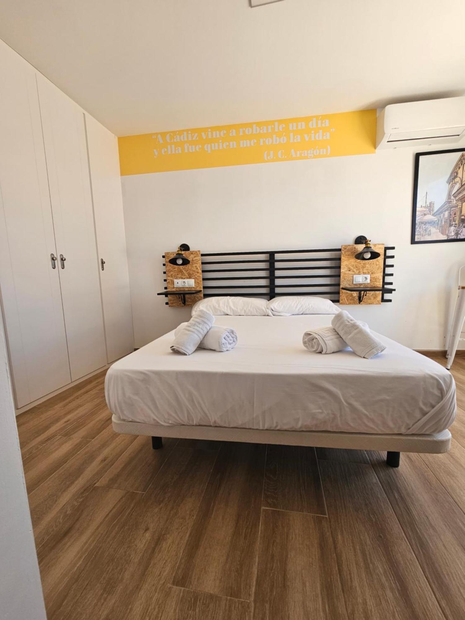 Apartamentos Plaza Santo Domingo กาดิซ ภายนอก รูปภาพ