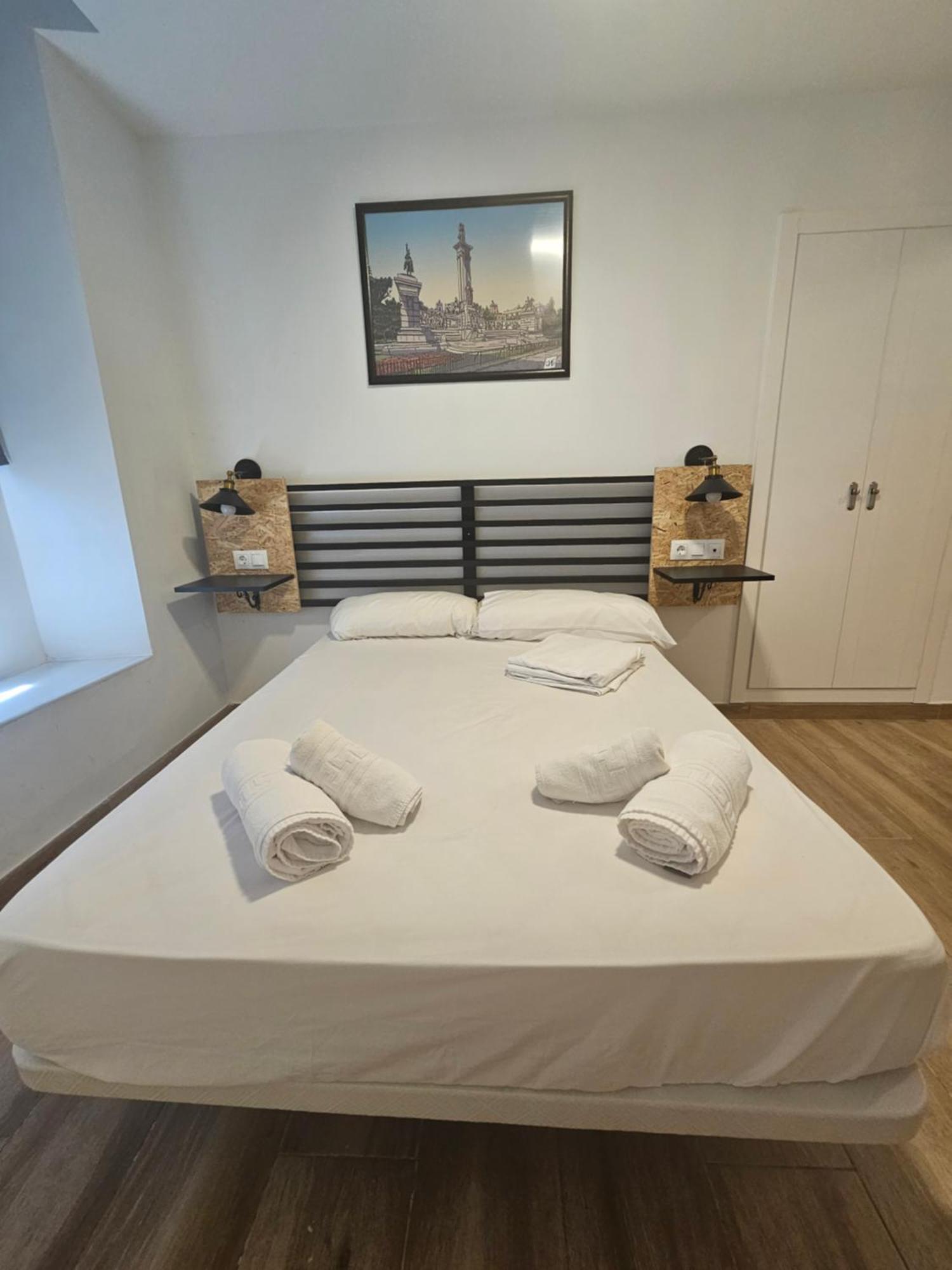 Apartamentos Plaza Santo Domingo กาดิซ ภายนอก รูปภาพ